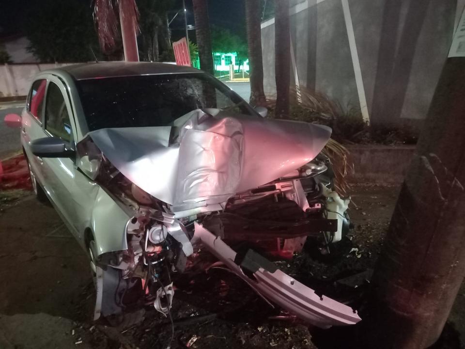 Foto 2 de 11 — Motorista bate violentamente contra poste em Araraquara
